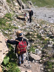 Die Wanderung gelingt besser mit einem Stock. Bild: Anna Kardos