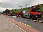 Durch die Beschädigung trat durch das Leck im oberen Teil des 1000 Liter fassenden Behälters ein Teil der Flüssigkeit aus. (Bild: Kapo AR)