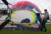Die Passagier Sandro Häller (19, Buttisholz) hilft beim Ballon aufblasen. (Bild: Boris Bürgisser, 5. September 2019)