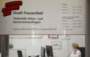 Die Fachstelle für Alters- und Generationenfragen im Rathaus. Im Hintergrund telefoniert Leiterin Verena Rieser. (Bild: Mathias Frei)