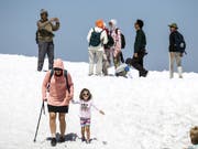 Touristen geniessen die sommerlichen Temperaturen auf dem Titlis im Schnee: Im Juli haben erneut mehr Ausländer hierzulande übernachtet. Besonders die Lust der Amerikaner, die Schweiz zu bereisen, nimmt zu. (Bild: KEYSTONE/ALEXANDRA WEY)