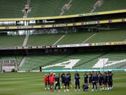 Einschwören auf Irland: Das Schweizer Nationalteam steht in Dublin vor einem schwierigen Match (Bild: KEYSTONE/AP/PETER MORRISON)
