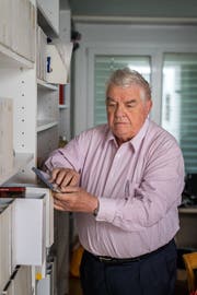 Max Luther besitzt über 250 Märchen-CDs, die er beinahe alle auswendig kennt. Bilder: Michel Canonica