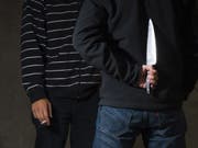 855'000 Unfälle haben Berufstätige 2018 in der Schweiz den obligatorischen Versicherungen gemeldet. Ein Drittel waren Freizeitunfälle, zu denen auch gewaltbedingte Verletzungen gehören. Die Zahl der Gewaltfälle ist seit 2015 stabil. (Archivbild, gestellt) (Bild: Keystone/JEAN-CHRISTOPHE BOTT)