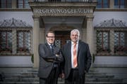 Wollen in den Ständerat: Die beiden Schwyzer Regierungsräte Kaspar Michel (FDP, links) und Othmar Reichmuth (CVP) vor dem Regierungsgebäude. (Bild: Pius Amrein, Schwyz, 3. September 2019)