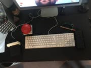 Ganz links auf dem Bild ist eine spezielle Maus für Tetraplegiker und rechts oben ein Stift, um die Tastatur zu bedienen. (Bild: Fabienne Mühlemann)