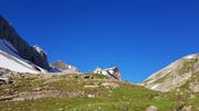 Atemberaubend: Die Wildhornhütte (BE) liegt zwischen Blumenwiesen und mondlanschaftartigen Felsen. Bild: Lenk-Simmental Tourismus