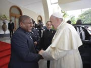 Papst Franziskus wird vom mozambikanischen Präsidenten Filipe Nyusi herzlich im Präsidentenpalast empfangen. (Bild: KEYSTONE/EPA VATICAN MEDIA/VATICAN MEDIA HANDOUT)
