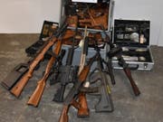 Im Dezember 2017 hat die St. Galler Kantonspolizei am Wohnort eines Sammlers rund 280 Waffen, Munition und über eine Million Franken Bargeld sichergestellt. Am Donnerstag stand der 63-jährige Schweizer in Flawil wegen Vergehen gegen das Waffengesetz vor Gericht. (Bild: Kapo SG)