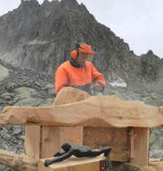 2017 hat Hans Gisler bei der Sidelenhütte die Skulptur «Pedro a dr Kantä» geschaffen. Ab der kommenden Woche wird er in seinem Freiluftatelier im Göscheneralptal arbeiten.Bild: PD (Realp, 20. August 2017)