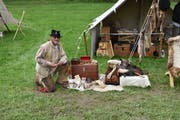 Ein Trapper mit der Ausrüstung, die man während der ersten Hälfte des 19. Jahrhunderts für Expeditionen brauchte. (Bild: Simon Huber)