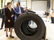 Verkehrsministerin Simonetta Sommaruga (l.) und ihr marokkanischer Amtskollege Abdelkader Amara im Schwerverkehrszentrum in Ripshausen. (Bild: KEYSTONE/ALEXANDRA WEY)