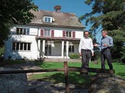 Geschäftsführer Michael Dubach (links) und sein Stellvertreter Ingo Hauser begutachten den neuen Gartenplatz.Bild: Eddy Schambron