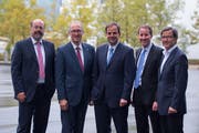 Joachim Eder (links) muss als Ständerat ersetzt werden, Bruno Pezzatti (rechts) als Nationalrat. Erneut kandidieren Peter Hegglin (Zweiter von links), Gerhard Pfister (Dritter von links) und Thomas Aeschi (Zweiter von rechts). (Bild: Maria Schmid, Zug, 18. Oktober 2015)