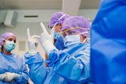 Die Schüler und Schülerinnen konnten sogar in Operationskleider schlüpfen. (Bild: Dominik Wunderli, Sursee, 6. September 2019)