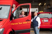 David und Samuel Holenstein (v.l.n.r.) übernehmen die operative Führung von Vater Daniel Holenstein. (Bild: Ralph Ribi)