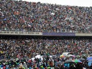 Papst Franziskus fährt mit dem Papst-Mobil ins Zimpeto Stadion. Er wird von zehntausenden Gläubigen empfangen, die Regen und Wind trotzen, um dem Oberhaupt der Katholischen Kirche zu lauschen. (Bild: KEYSTONE/AP/ALESSANDRA TARANTINO)