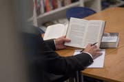 Mitte sechzig und von Schreibschwäche betroffen: Walter Imhof in einer Bibliothek. (Bild: Boris Bürgisser, 6. September 2019)