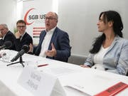 Von links: Syndicom-Präsident Daniel Münger, SGB-Chefökonom Daniel Lampart, SGB-Präsident Pierre-Yves Maillard und Unia-Präsidentin Vania Alleva am Freitag vor den Medien in Bern. (Bild: KEYSTONE/PETER SCHNEIDER)