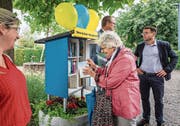 Eine Besucherin lieh sich bei der Eröffnungsfeier gleich das erste Buch aus. (Bild: Christian H. Hildebrand (Baar, 5. September 2019)