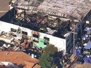 Der Prozess um die Brandkatastrophe bei einer Techno-Party in Oakland im Jahr 2016, bei der 36 Menschen starben, ist am Donnerstag (Ortszeit) ohne Schuldspruch zu Ende gegangen. (Bild: KEYSTONE/AP KGO-TV)