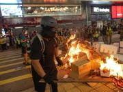 Für tausende Hongkonger gibt es noch keinen Grund, die Protestmärsche zu beenden. (Bild: KEYSTONE/EPA/JEROME FAVRE)