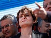 Die Istanbuler Vorsitzende der oppositionellen Republikanischen Volkspartei (CHP), Canan Kaftancioglu, ist zu fast zehn Jahren Haft verurteilt worden. (Bild: KEYSTONE/AP/LEFTERIS PITARAKIS)