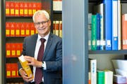 Gerichtspräsident Rudolf Fuchs in der Bibliothek des Bezirksgerichts Frauenfeld. (Bild: Donato Caspari)