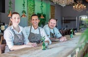 Lara Bächi, Samy Haxhnikaj und Florian Martini (rechts) wollen im «Henry’s» mit der Zeit gehen. (Bild: Jan Pegoraro, Zug, 4. September 2019)