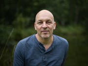 Der Schweizer Autor Tim Krohn steht in einer engen Beziehung zu Natur und Tieren. (Bild: Keystone/GIAN EHRENZELLER)