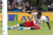 Hingefallen: Breel Embolo bei seiner Grosschance. (Bild: Georgios Kefalas/KEY)