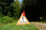 Eingangs des Waldes oberhalb des Eschliker Schiessstandes warnt ein Triopan vor den Rodungsarbeiten. (Bild: Roman Scherrer)