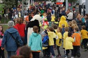 Als Pandabären verkleidete Läufer spornten die Kinder an. (Bilder: Sandro Büchler)