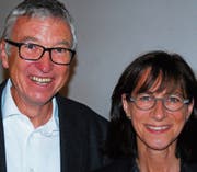 Hermann Gander, Leiter der Suchtberatung Region Wil, mit Regierungspräsidentin Heidi Hanselmann. Bild: Roland P.Poschung