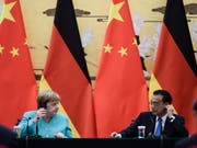 Die deutsche Kanzlerin Angela Merkel und der chinesische Ministerpräsident Li Kequian bei einer gemeinsamen Medienkonferenz nach ihrem Treffen in Peking. (Bild: KEYSTONE/EPA/CLEMENS BILAN)