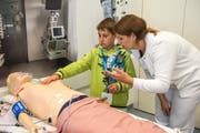 Jedermann kann sich an einem Simulator versuchen, mit Operationsinstrumenten hantieren und dabei seine Schritte über einen Monitor kontrollieren. (Bild: Dominik Wunderli, Sursee, 6. September 2019)
