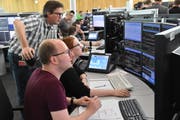 Auch bei der Steuerung des Zugverkehrs geht nichts mehr analog: Blick in die Betriebszentrale Mitte der SBB. (Bild: Bruno Kissling (Olten, 21. Mai 2016))