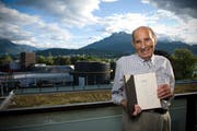 Alfred Waldis zeigt im Jahr 2012 Dokumente von Neil Armstrong. Waldis hatte den Astronauten persönlich getroffen. Bild: Dominik Wunderli (Luzern, 26. August 2012)