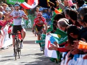 Zwei Slowenen dominieren die Vuelta: Tadej Pogacar (links) sichert sich in der 13. Etappe vor seinem Landsmann und Leader Primoz Roglic den zweiten Tagessieg in der laufenden Rundfahrt (Bild: KEYSTONE/EPA EFE/JAVIER LIZON)