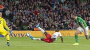 Breel Embolo: Sinnbildhaft vergibt er seine Grosschance gegen Irland, indem er ausrutscht. (Bild: Georgios Kefalas/KEY)