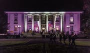 Spezielle Beleuchtung aus speziellem Anlass: Das Historische und Völkerkundemuseum und weitere 32 Institutionen in der Stadt St.Gallen laden heute zur Museumsnacht. (Bild: Michel Canonica / 8. September 2018)