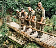 Unter anderem erstellten die Pioniere Brücken über Bäche und unwegsames Gelände. (Bild: pd)