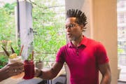 Ze Roberto trinkt privat offenbar gerne Cocktails. Dieses Bild postete der ehemalige Bayern-Spieler und heutige Sportchef von Palmeiras auf Twitter. Sein Gegenüber ist in diesem Fall nicht Ruedi Zbinden. Der wird in Fankreisen wegen seiner guten Kontakte nach Südamerika aber immer wieder Caipi Ruedi genannt. (Bild: Twitter)