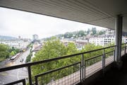 Arbeiten und Wohnen mit Aussicht: Der Blick aus den oberen Stockwerken des Hauses Union in Richtung Rathaus, Postturm und Hauptbahnhof. (Bild: Urs Bucher - 21. August 2019)