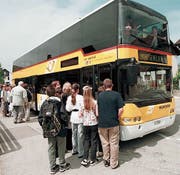 In die Jahre gekommen: Noch immer sind drei Doppelstock-Postautos der früheren Generation im Toggenburg unterwegs. (Bild: Gian Ehrenzeller/KY)
