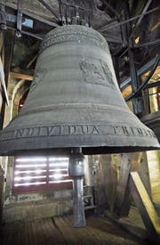Mit einem Gewicht von 8100 Kilo ist die Dreifaltigkeitsglocke in der Kathedrale von St. Gallen eine der grössten und die tontiefste der Schweiz. Sie ist vom Zuger Glockengiesser Peter Ludwig Keiser dem älteren hergestellt worden. (Bild: PD/ Bischöfliches Archiv St. Gallen, 11458_4)