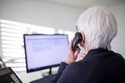 Eine Mitarbeiterin der Dargebotenen Hand nimmt das Telefon (Tel. 143) ab. (Bild: Severin Bigler)