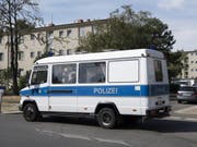 Die Polizei riegelte den Unfallort weiträumig ab. (Bild: Keystone/DPA/PAUL ZINKEN)