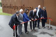 Bundesrat Alain Berset durchschneidet ds Band anlässlich der Eröffnung des Forschungs- und Archivierungszentrum der Cinémathèque suisse. (Bild: Salvatore Di Nolfi/Keystone, Penthaz, 6. September 2019))