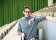 Leandro Zumstein gehört zu den Ersten, die an der Wirtschaftswissenschaftlichen Fakultät abschliessen. Bild: Nadia Schärli (6. September 2019)